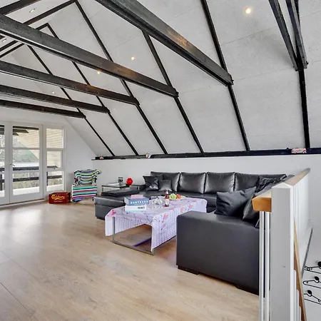 Edith - 1km From The Sea By Interhome Nyaraló